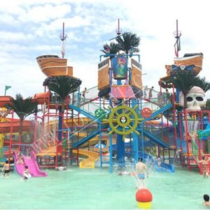 Équipement de la maison aquatique des pirates dans le parc aquatique