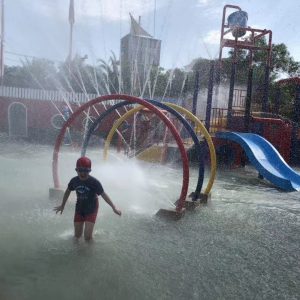 équipement de pulvérisation d'eau pour enfants dans un parc aquatique