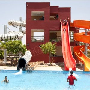 Toboggan pour enfants avec piscine dans le parc aquatique