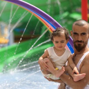 cercle arc-en-ciel dans le parc aquatique